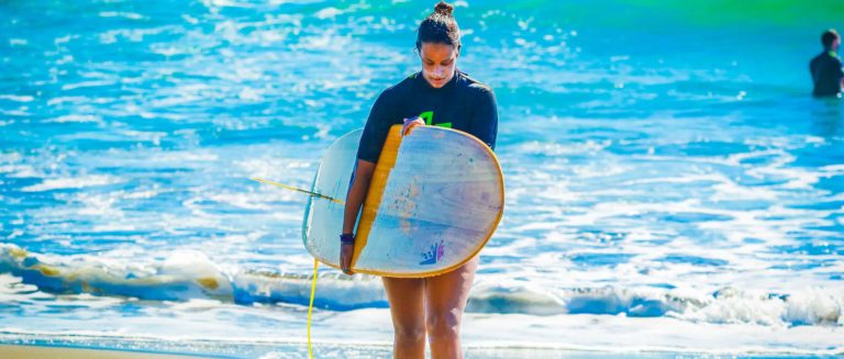 Laura Surfing int Costa Rica